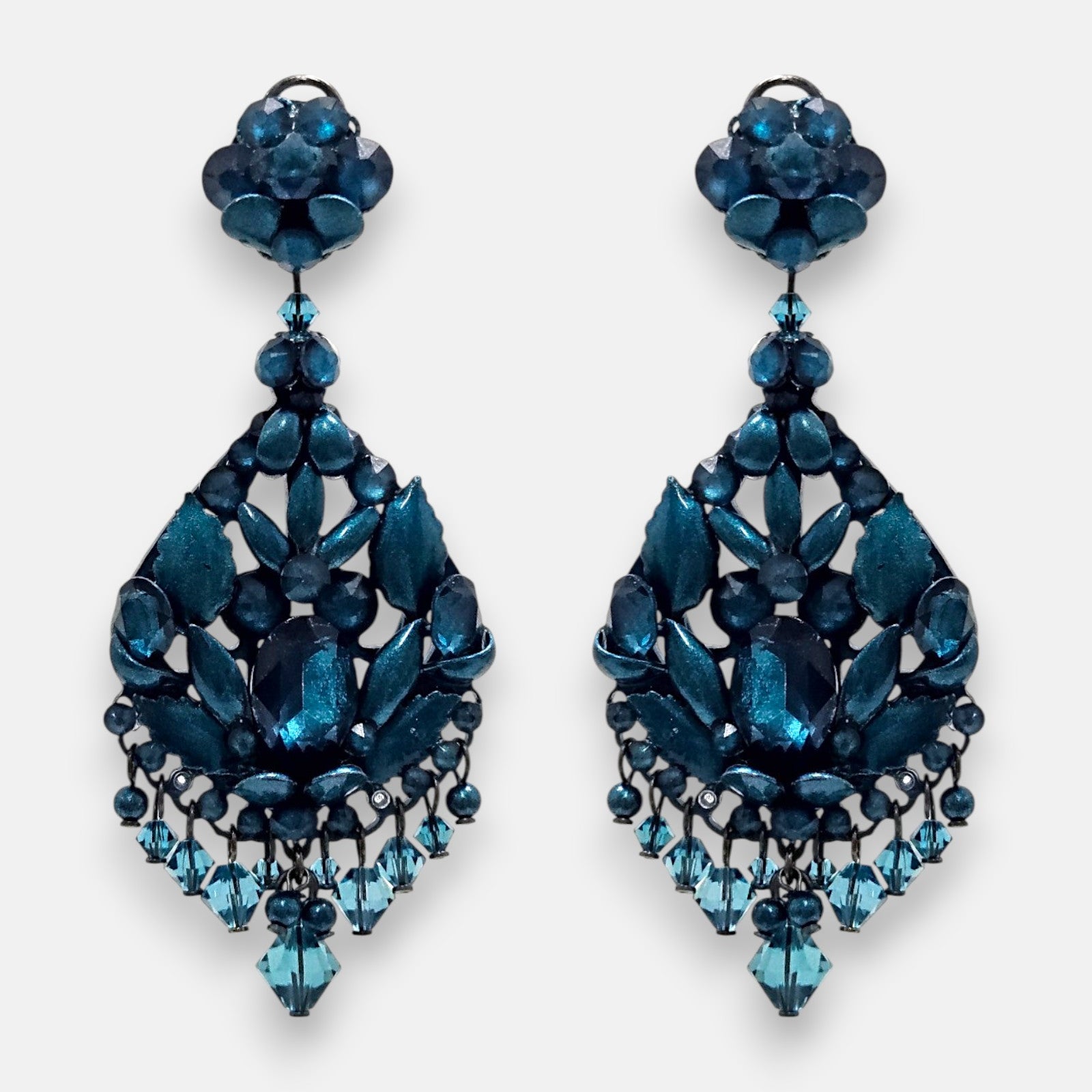 Pareja de pendientes de fiesta grandes Brisa de Cintra de Dublos, mostrando su silueta de lágrima barroca con hojas verde menta, detalles coral y lágrimas colgantes.