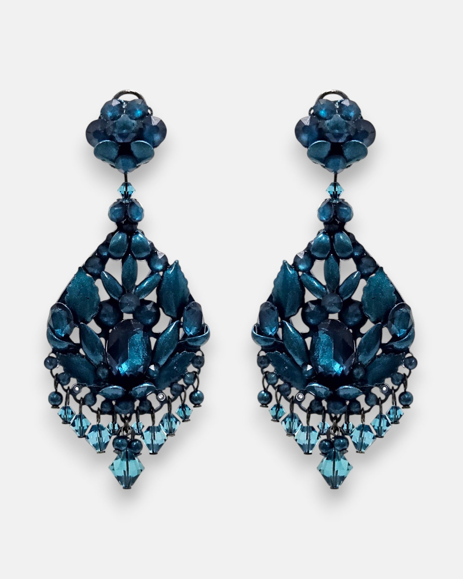 Pareja de pendientes de fiesta grandes Brisa de Cintra de Dublos, mostrando su silueta de lágrima barroca con hojas verde menta, detalles coral y lágrimas colgantes.