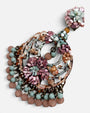 e exhibe de frente el Pendiente Celia de Nácar Rosa y Menta de Dublos, apreciando la filigrana calada con flores de nácar y sus cuentas colgantes en pastel.