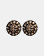 Pareja de pendientes de botón circulares Bohemme con pavé de circonitas marrones sobre plata oscura.