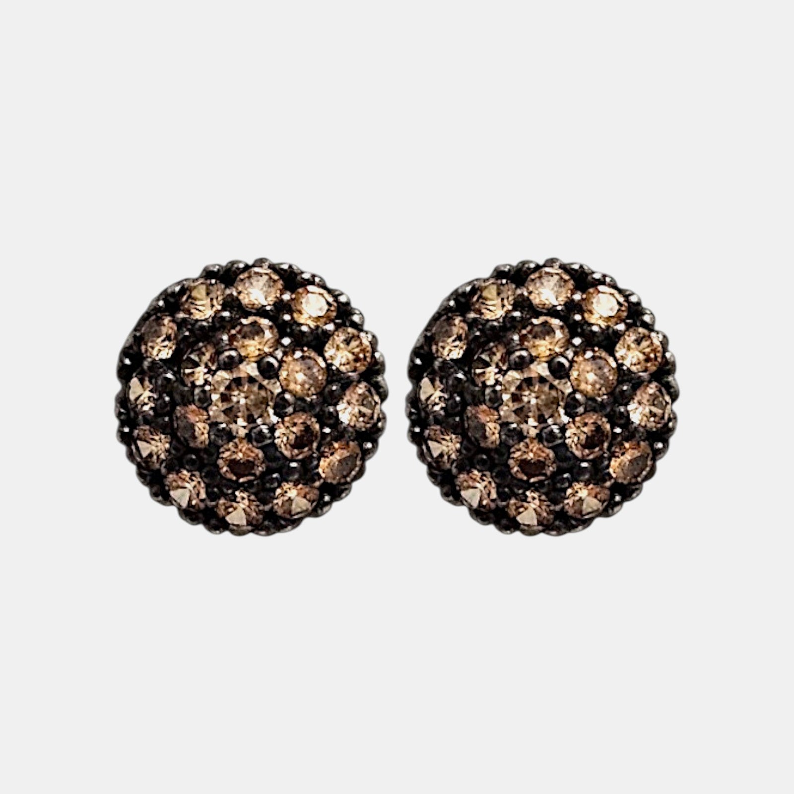 Pareja de pendientes de botón circulares Bohemme con pavé de circonitas marrones sobre plata oscura.