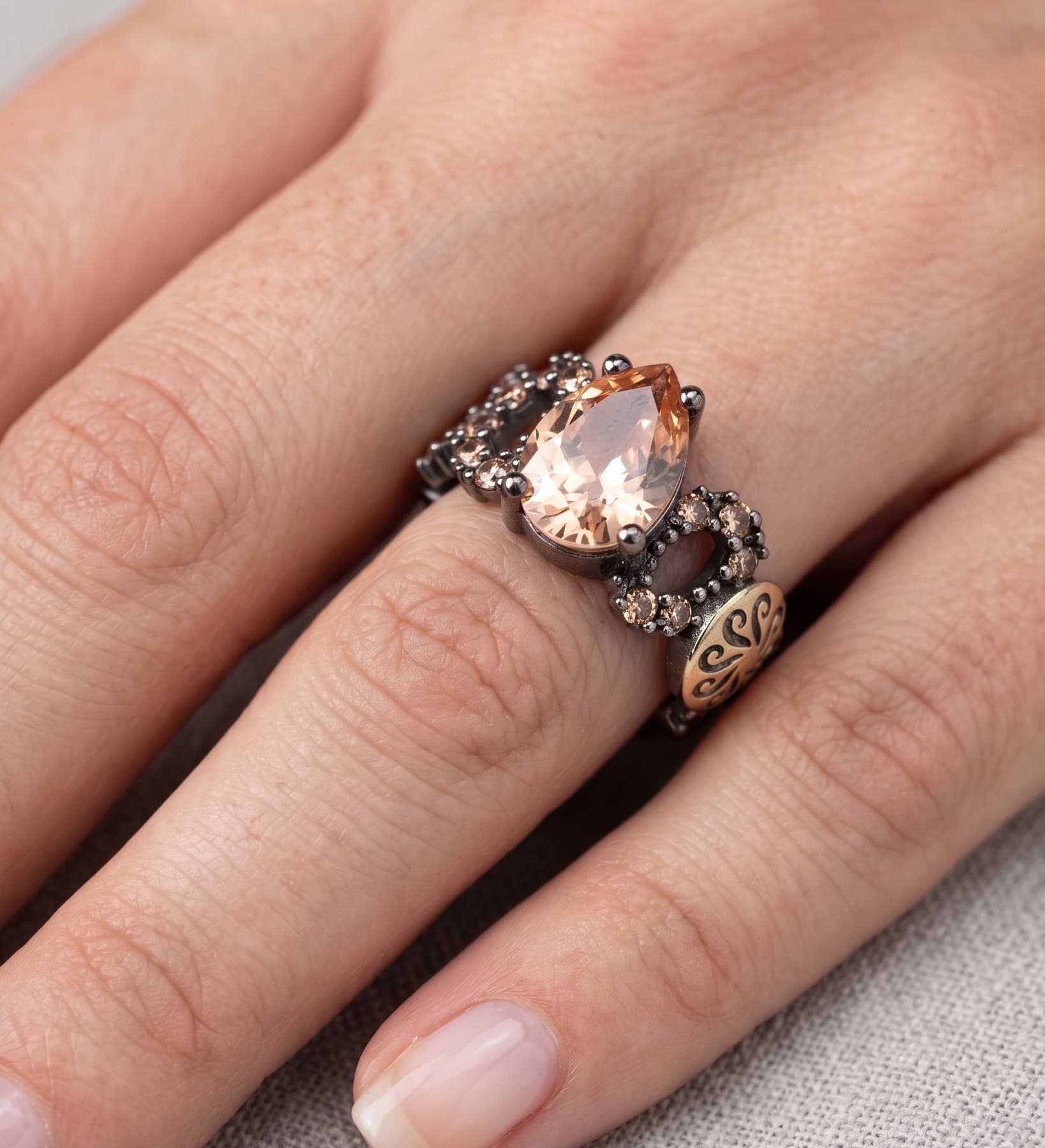 Mujer luciendo el anillo Sunset Peak de Bohemme, resaltando su volumen y el detalle lateral de oro 18K.