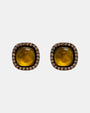 Pareja de pendientes de botón Bohemme con cabujón central color miel y orla de circonitas sobre plata oxidada.