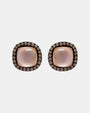 Pareja de pendientes de botón Bohemme con cabujón de cuarzo rosa y halo de circonitas sobre plata oxidada.