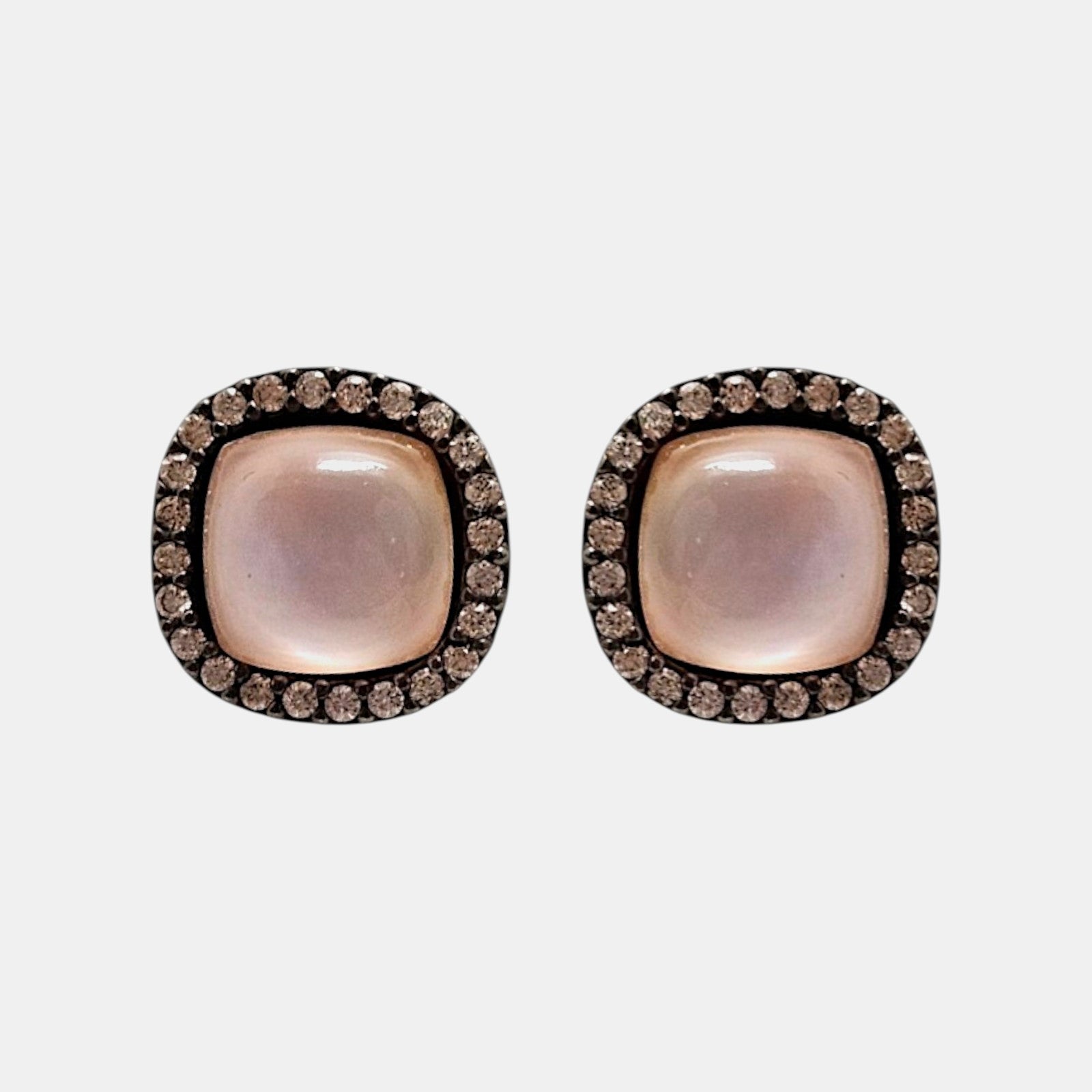 Pareja de pendientes de botón Bohemme con cabujón de cuarzo rosa y halo de circonitas sobre plata oxidada.