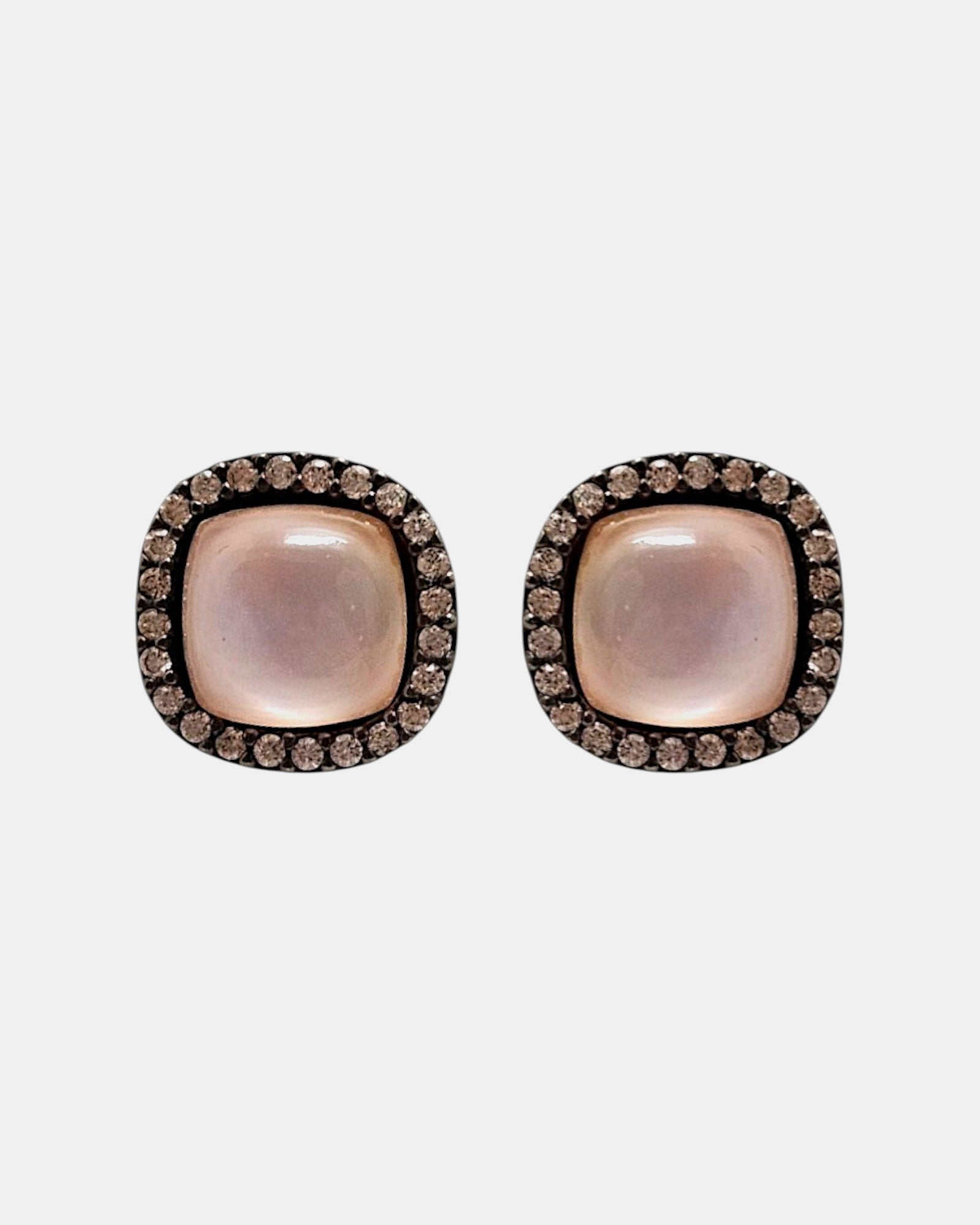 Pareja de pendientes de botón Bohemme con cabujón de cuarzo rosa y halo de circonitas sobre plata oxidada.