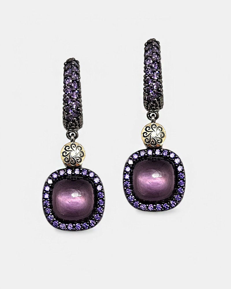 Pareja de pendientes Bohemme Hechizo con amatista cabujón violeta, pavé de circonitas oscuras y detalle circular en oro.