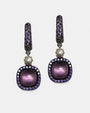 Pareja de pendientes Bohemme Hechizo con amatista cabujón violeta, pavé de circonitas oscuras y detalle circular en oro.