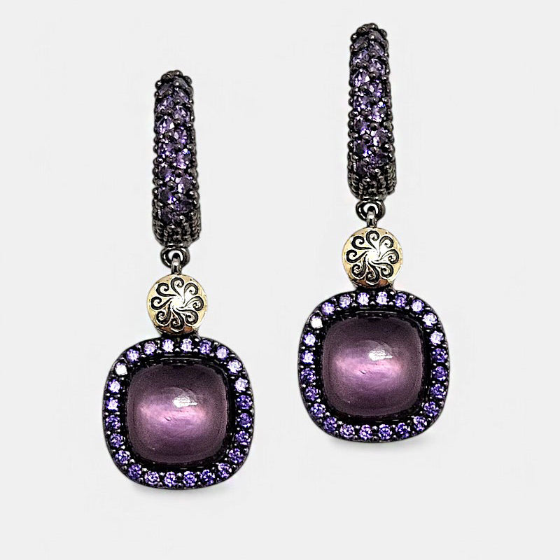 Pareja de pendientes Bohemme Hechizo con amatista cabujón violeta, pavé de circonitas oscuras y detalle circular en oro.