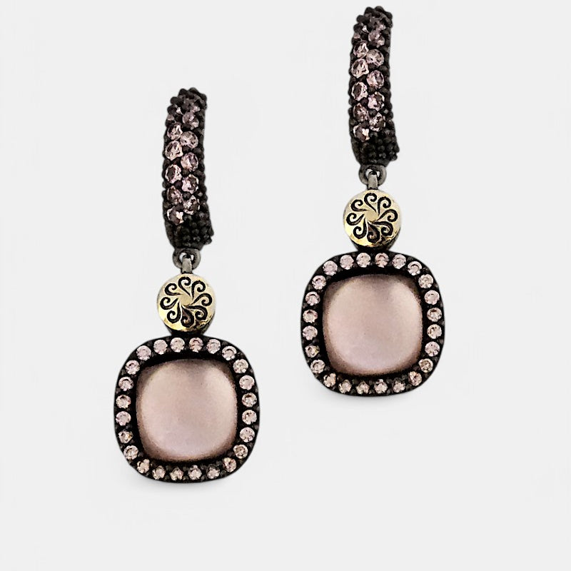 Pareja de pendientes Bohemme Hechizo con cuarzo rosa cabujón, pavé de circonitas y detalle circular en oro.
