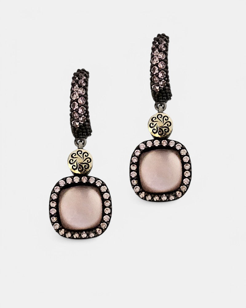 Pareja de pendientes Bohemme Hechizo con cuarzo rosa cabujón, pavé de circonitas y detalle circular en oro.