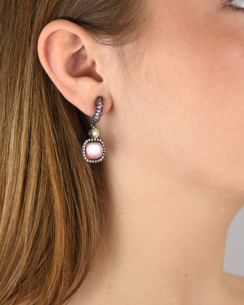 Mujer luciendo los pendientes de gota con cuarzo rosa de Bohemme, destacando su elegancia y suavidad cromática.