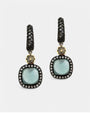 Pareja de pendientes Bohemme Hechizo con piedra central azul cabujón, pavé de circonitas y detalle en oro.