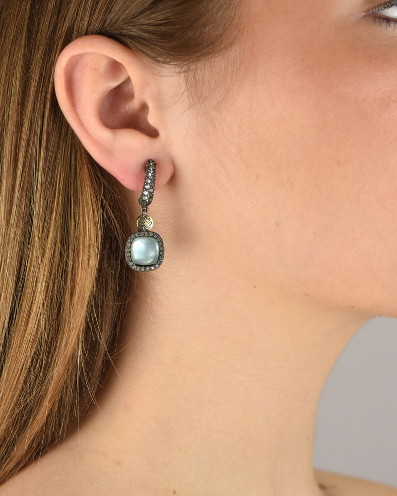 Mujer luciendo los pendientes de gota azules de Bohemme, resaltando su brillo y elegancia artesanal.