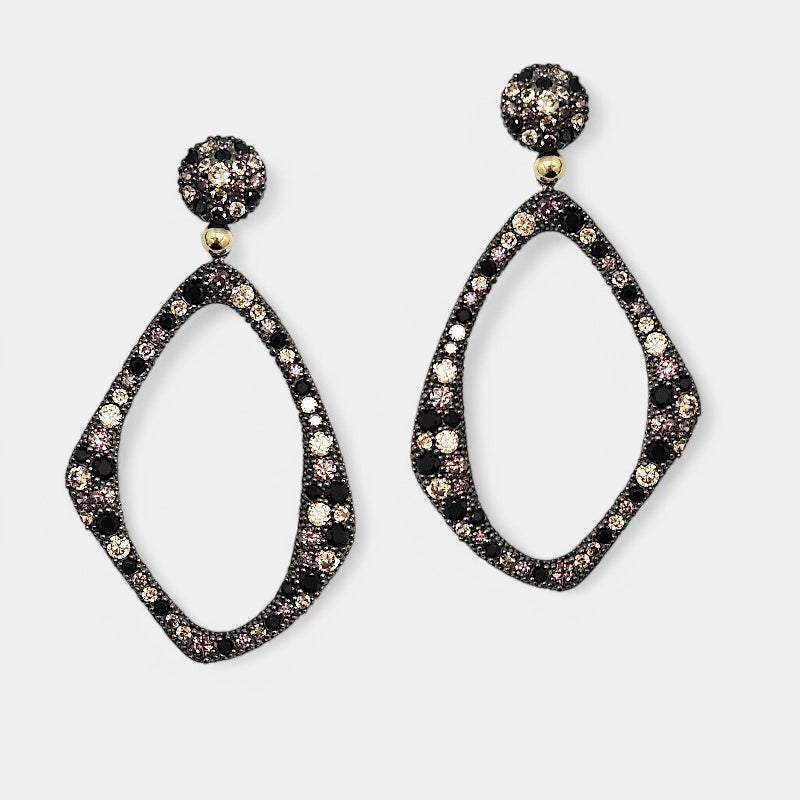 Pareja de pendientes Bohemme Musa de silueta irregular en plata envejecida con circonitas negras y champagne.