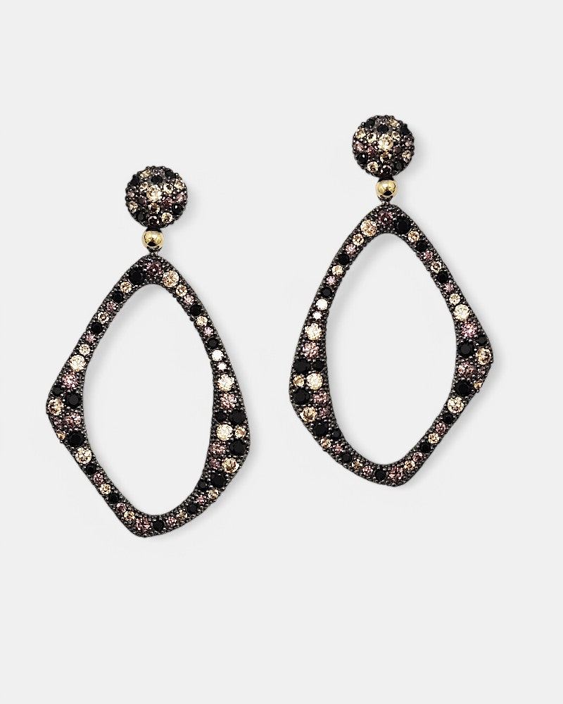 Pareja de pendientes Bohemme Musa de silueta irregular en plata envejecida con circonitas negras y champagne.