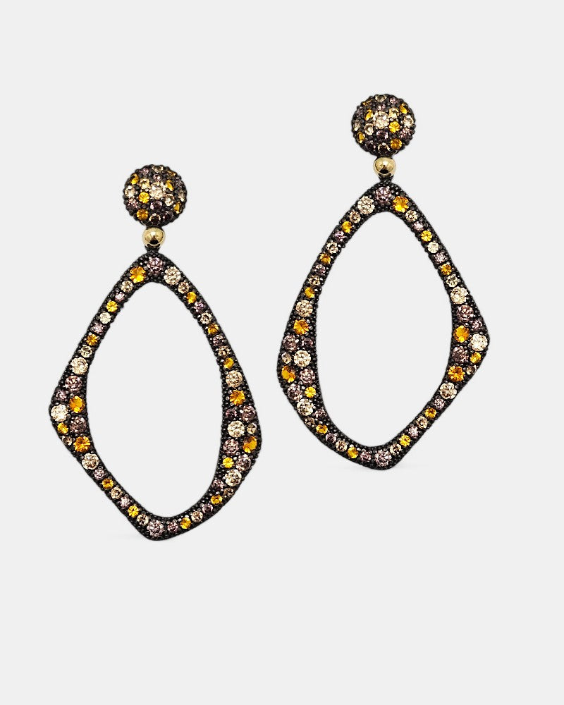Pareja de pendientes statement Musa de Bohemme en plata envejecida con pavé irregular de circonitas multicolores sobre fondo blanco.