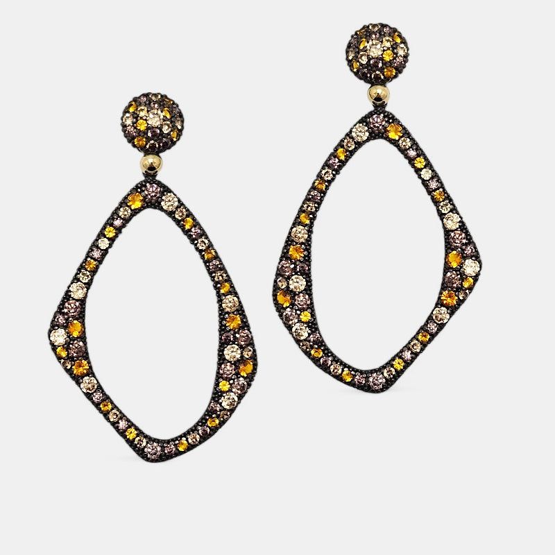 Pareja de pendientes statement Musa de Bohemme en plata envejecida con pavé irregular de circonitas multicolores sobre fondo blanco.