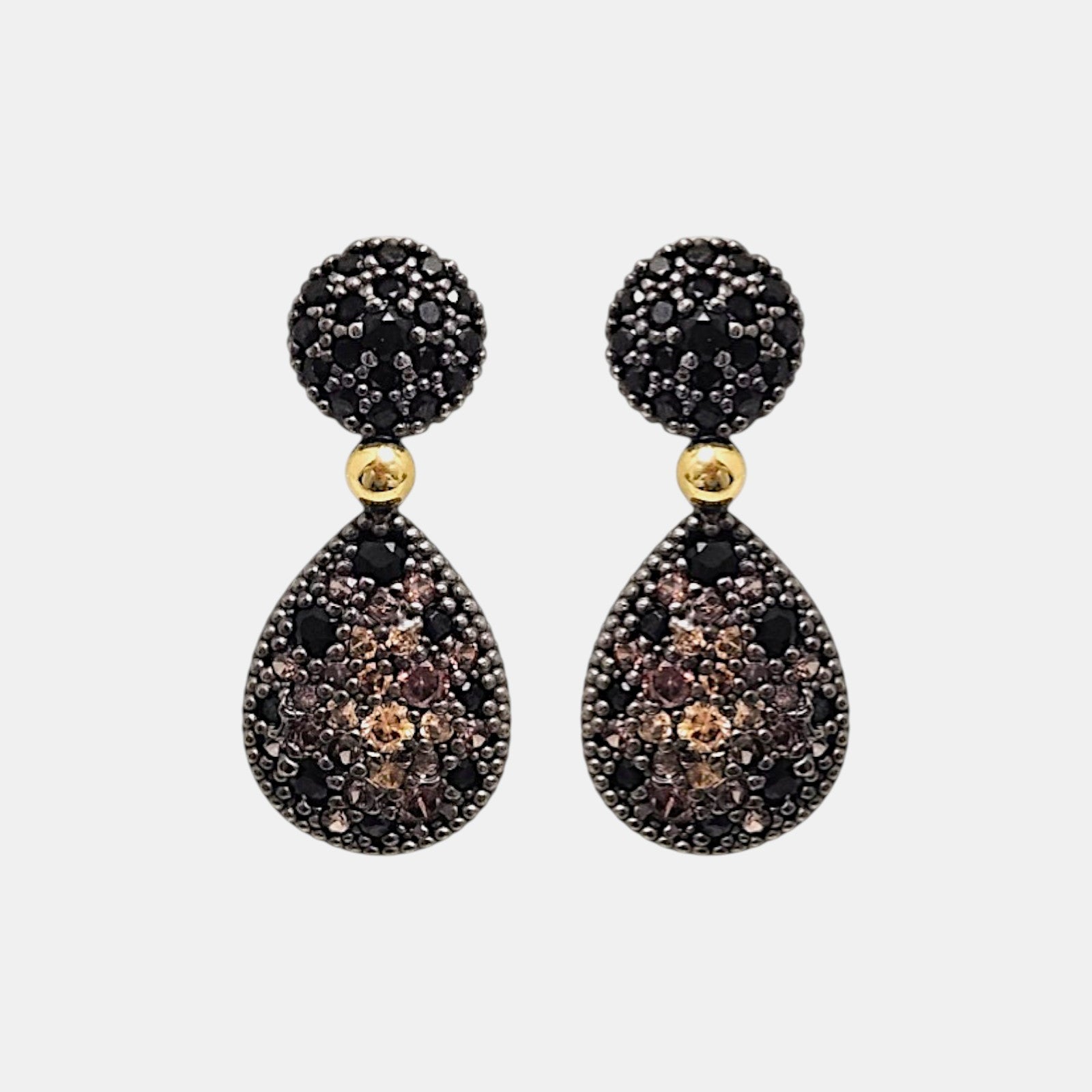 Pareja de pendientes articulados Bohemme con degradado de circonitas de negro a champagne sobre plata oxidada.