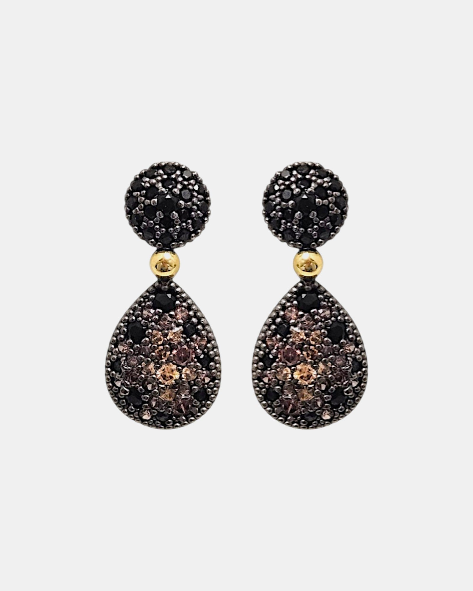Pareja de pendientes articulados Bohemme con degradado de circonitas de negro a champagne sobre plata oxidada.