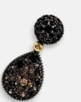 Primer plano del degradado de piedras y la esfera de oro 18K de los pendientes Bohemme.
