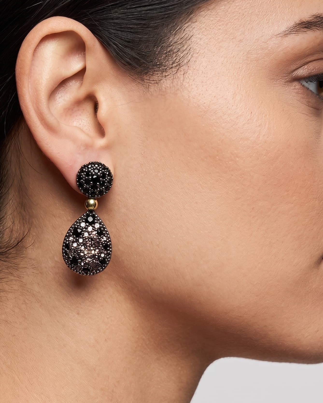 Mujer luciendo los pendientes de lágrima Bohemme, resaltando el degradado de color y el detalle de oro 18K.