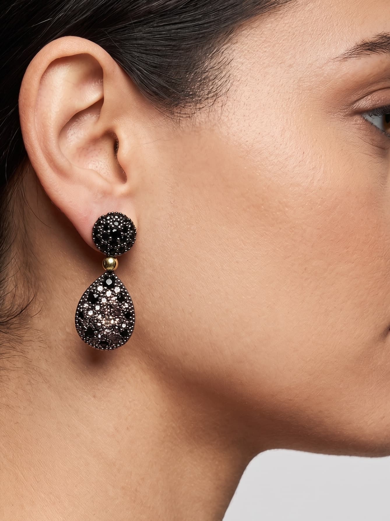 Mujer luciendo los pendientes de lágrima Bohemme, resaltando el degradado de color y el detalle de oro 18K.