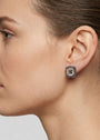 Mujer luciendo los pendientes Bohemme Vintage Rose, mostrando cómo el cuarzo rosa ilumina el rostro con elegancia.