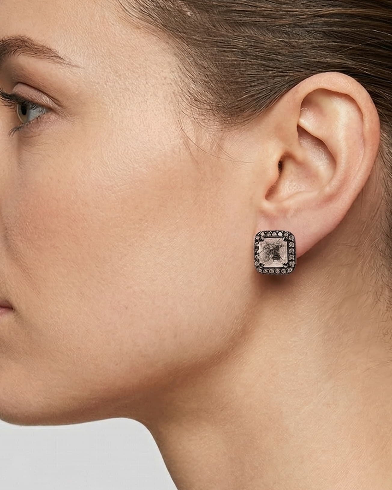 Mujer luciendo los pendientes Bohemme Vintage Rose, mostrando cómo el cuarzo rosa ilumina el rostro con elegancia.