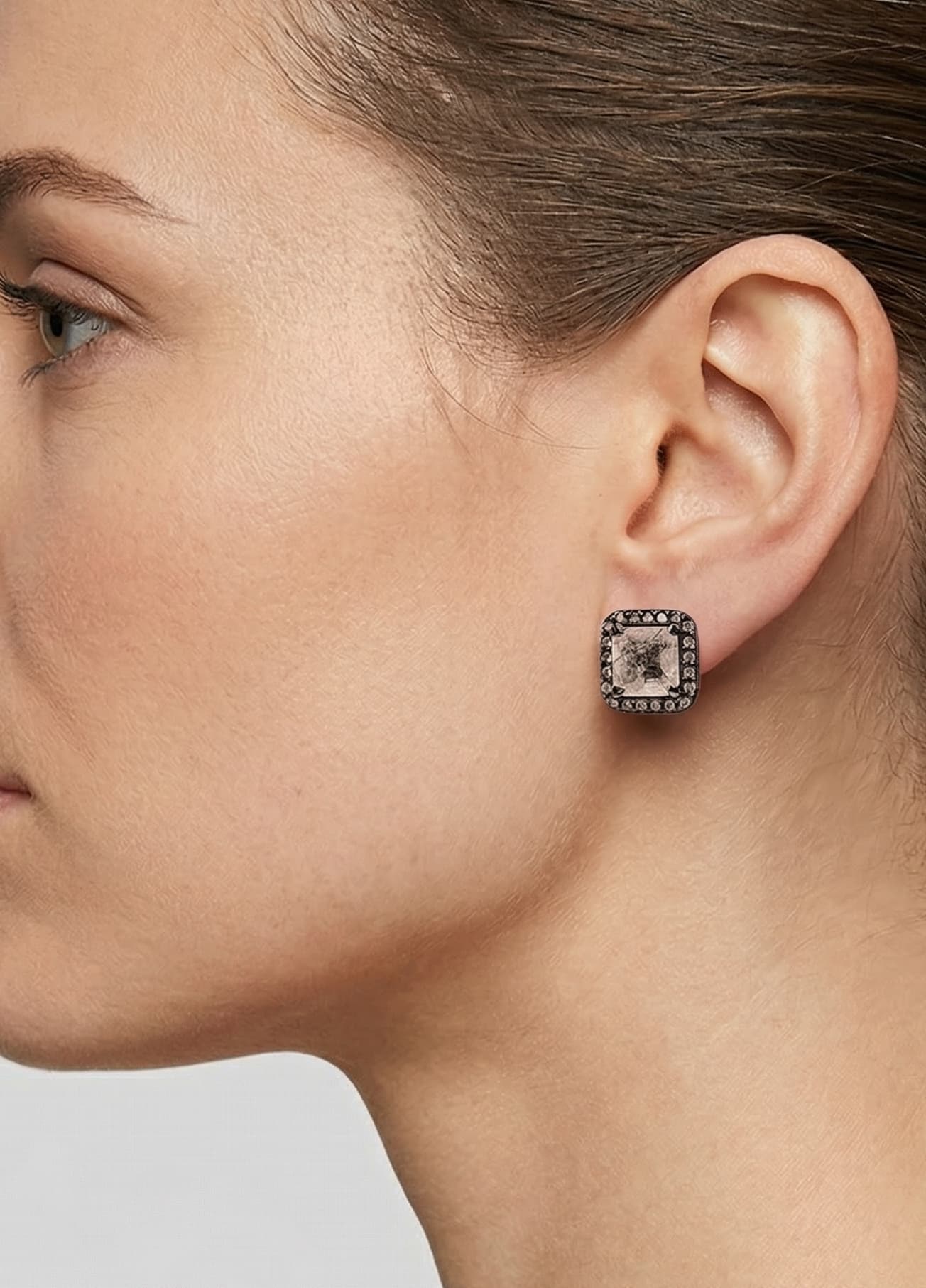 Mujer luciendo los pendientes Bohemme Vintage Rose, mostrando cómo el cuarzo rosa ilumina el rostro con elegancia.