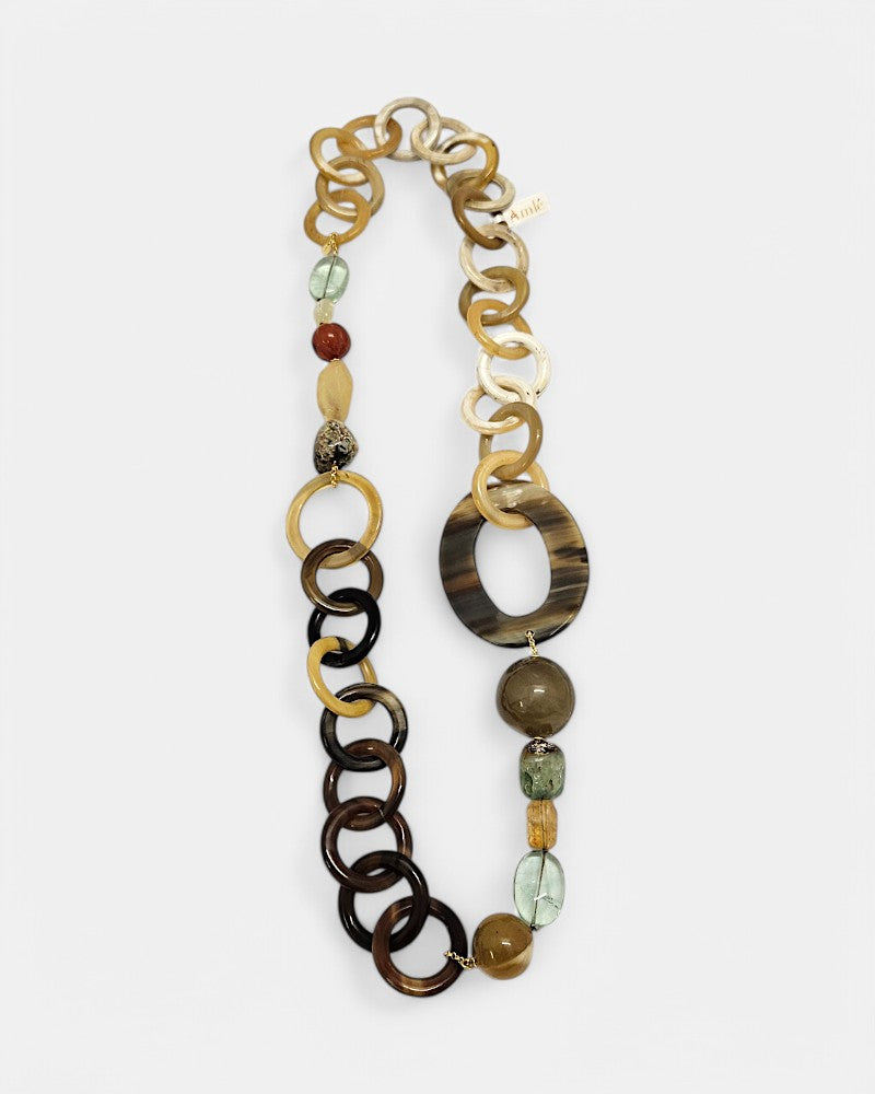 Collar largo Amlé con eslabones de cuerno natural, piedras semipreciosas en tonos tierra y anilla central de cuerno.