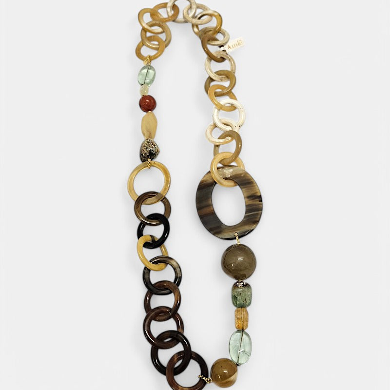 Collar largo Amlé con eslabones de cuerno natural, piedras semipreciosas en tonos tierra y anilla central de cuerno.