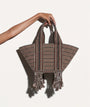 Bolso Amambaih Chulo Small Tierra mostrado en la mano para apreciar su tamaño y diseño.