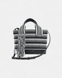 Bolso Tutu Small  bucket Amambaih tejido a mano en blanco y negro con flecos y bandolera.