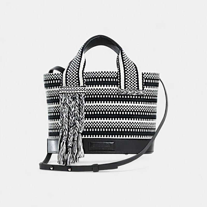 Bolso Tutu Small  bucket Amambaih tejido a mano en blanco y negro con flecos y bandolera.