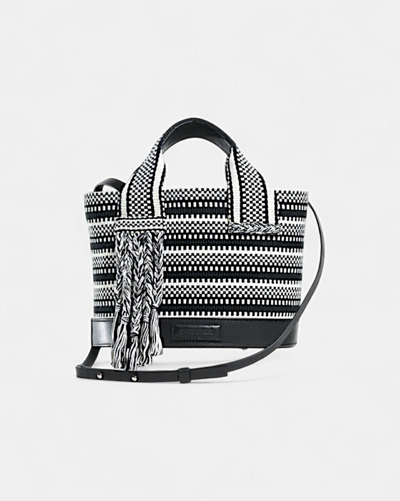 Bolso Tutu Small  bucket Amambaih tejido a mano en blanco y negro con flecos y bandolera.