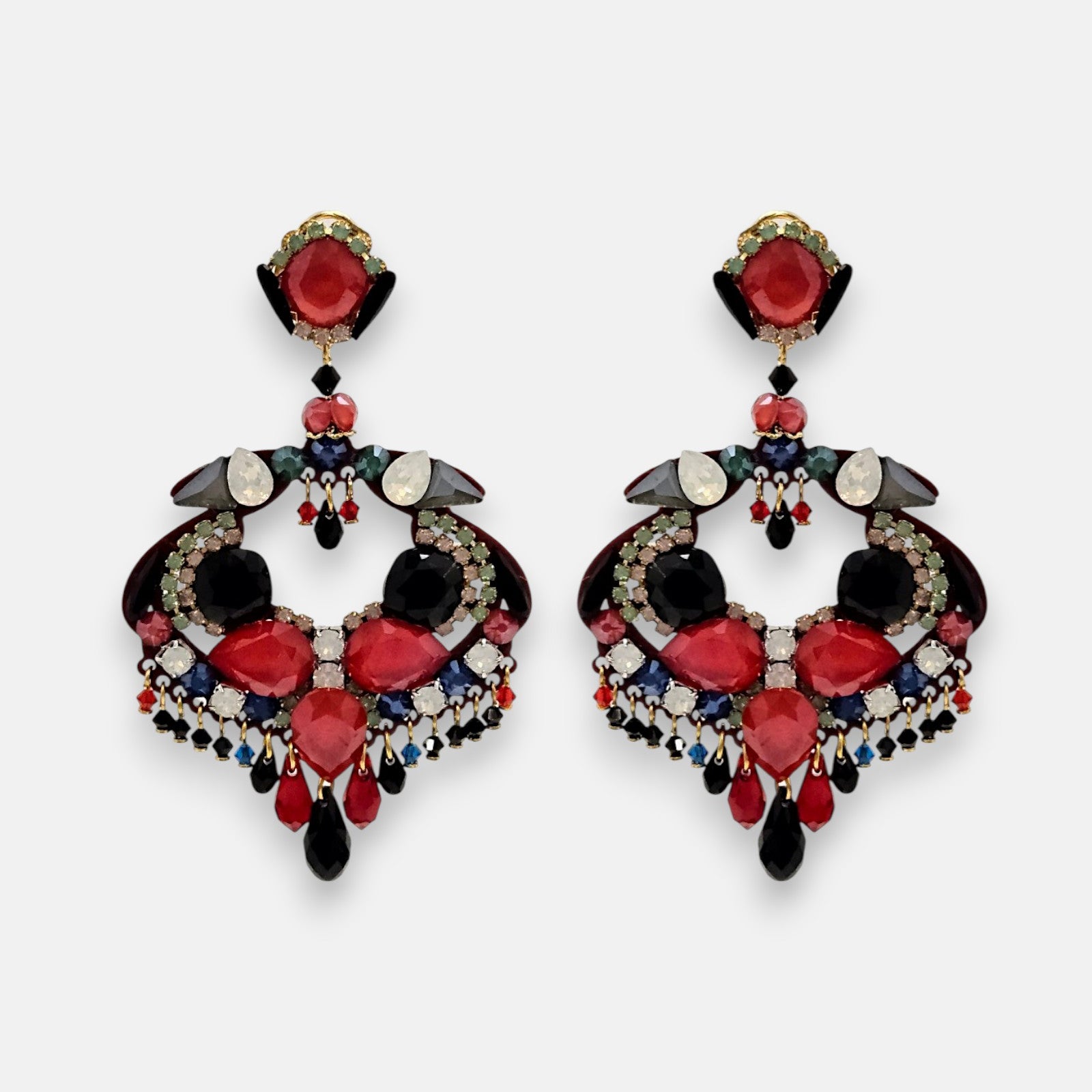 Par de pendientes largos Dublos estilo "statement" con mosaico de cristales en rojo y negro sobre fondo neutro.