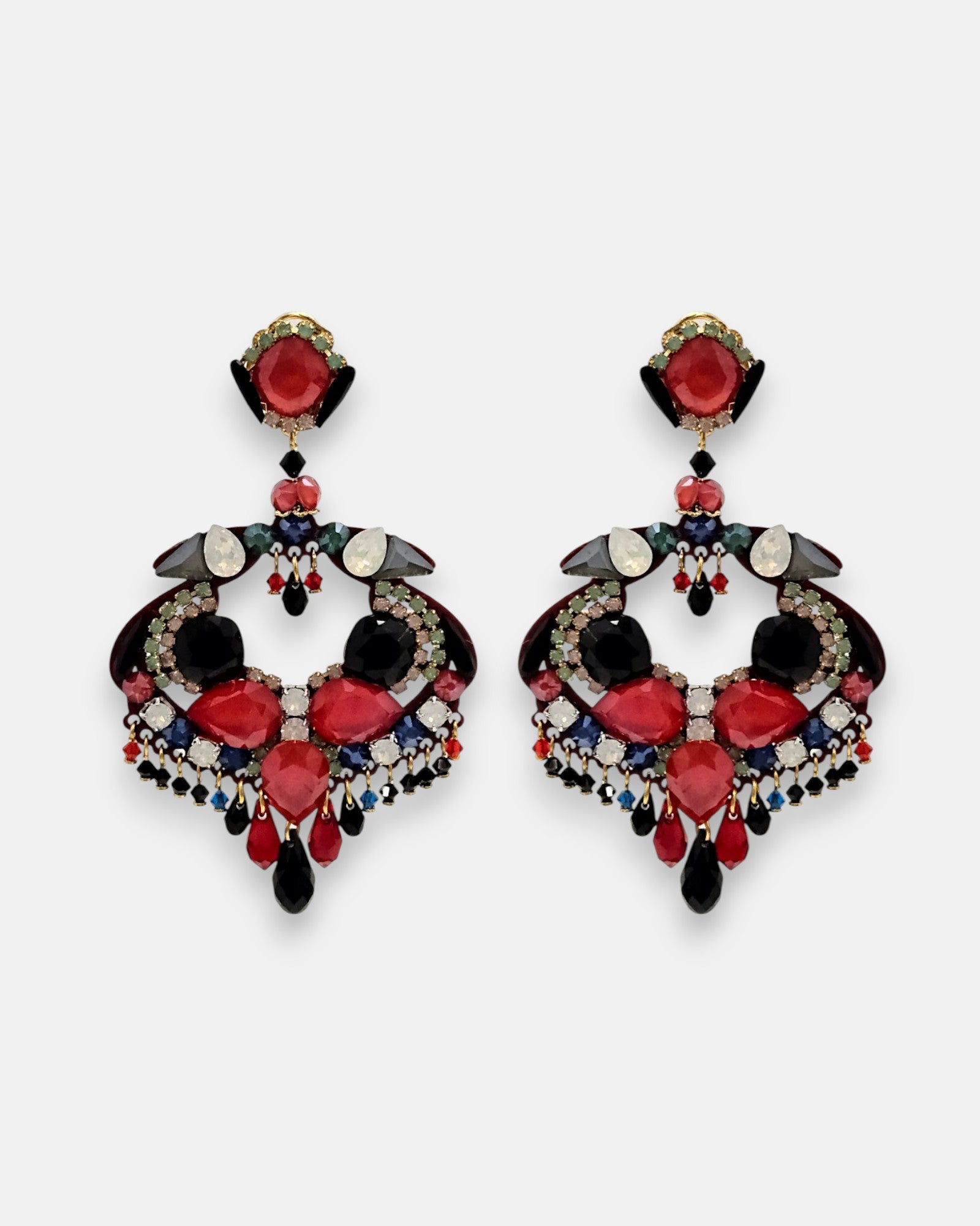 Par de pendientes largos Dublos estilo "statement" con mosaico de cristales en rojo y negro sobre fondo neutro.