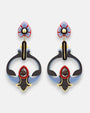 Pareja de pendientes grandes geométricos de Gissa Bicalho en acrílico, con forma de flor abstracta en color azul cielo, negro, rojo y líneas de oro.