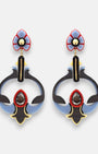 Pareja de pendientes grandes geométricos de Gissa Bicalho en acrílico, con forma de flor abstracta en color azul cielo, negro, rojo y líneas de oro.