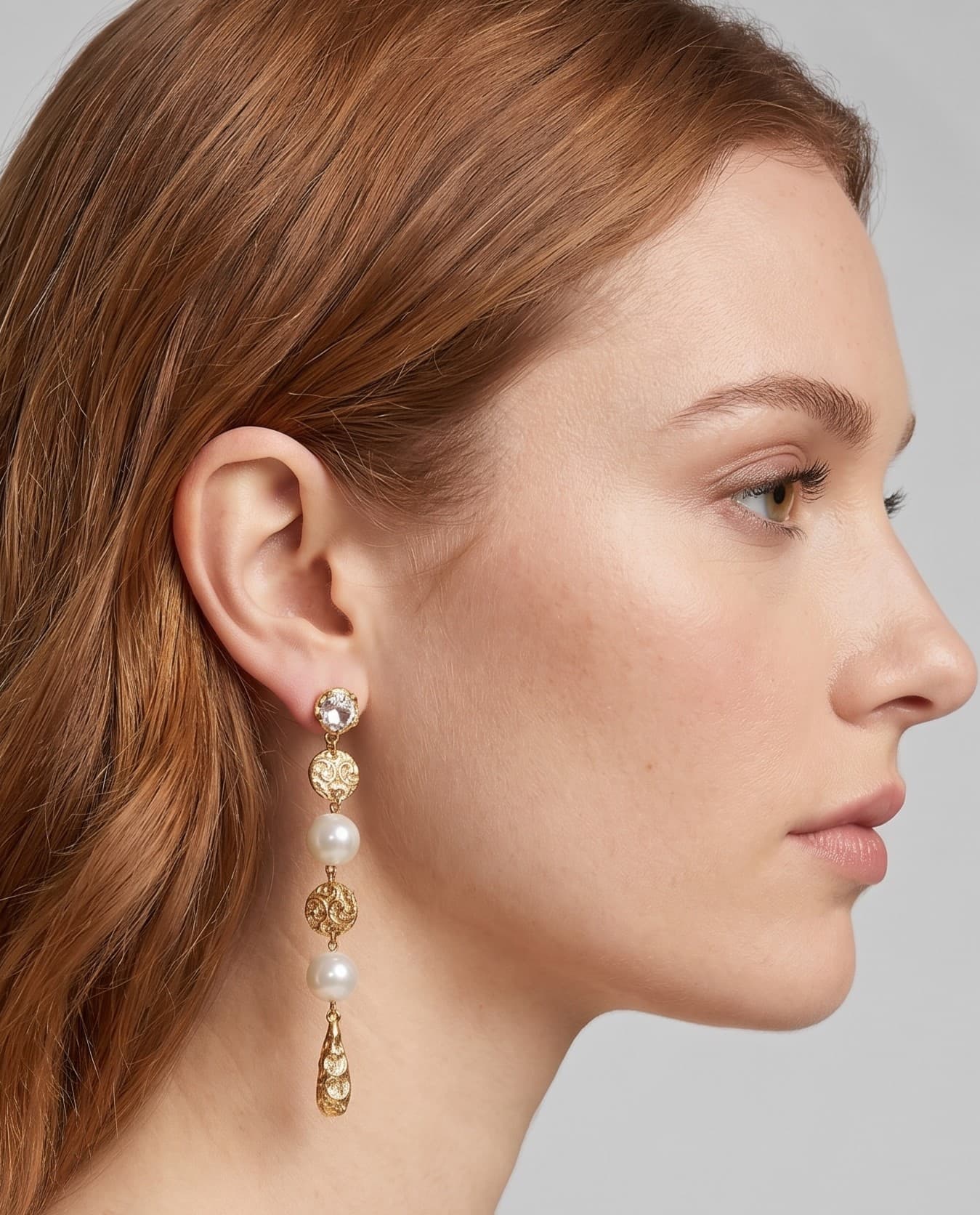 Pendientes largos dorados cincelados con perlas