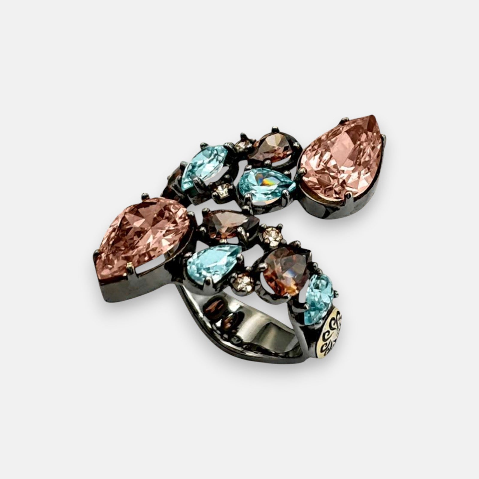 Anillo abierto Bohemme con piedras rosa y azul en talla pera sobre plata oxidada.