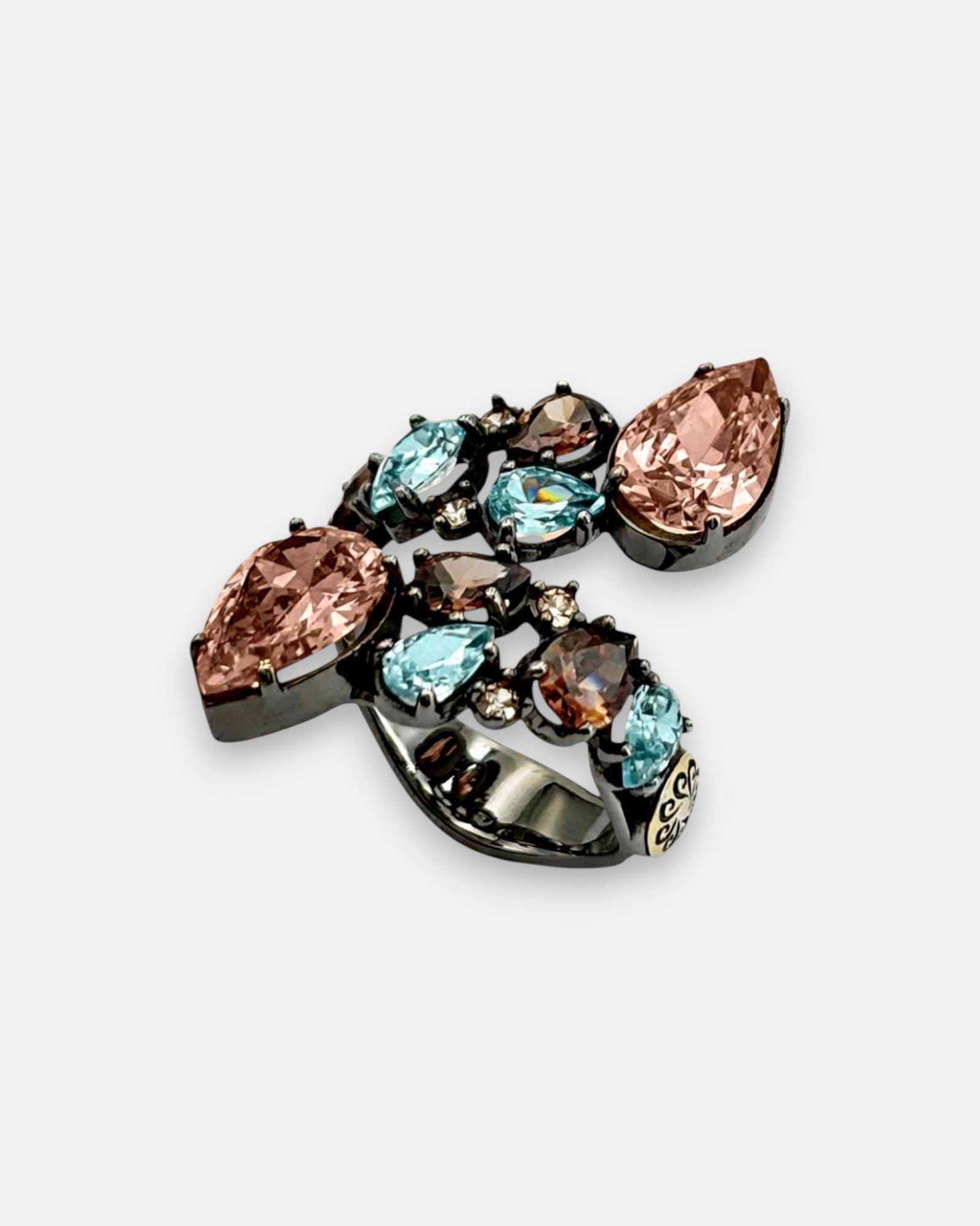 Anillo abierto Bohemme con piedras rosa y azul en talla pera sobre plata oxidada.