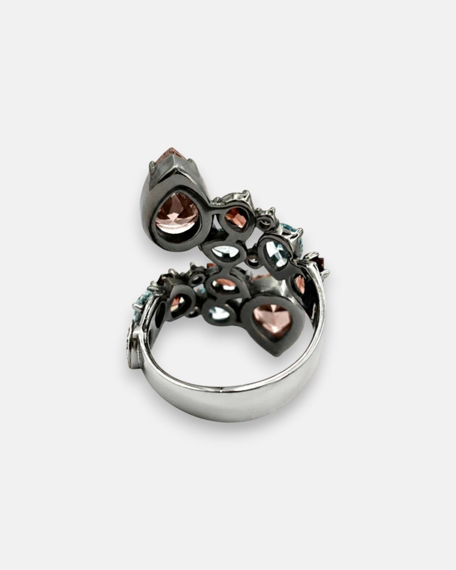 Vista lateral de la sortija Bohemme resaltando el medallón de oro 18K y el acabado artesanal interior.