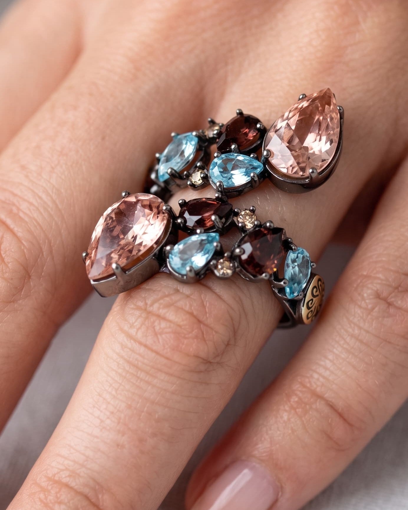 Mujer luciendo la sortija Infinity Bloom de Bohemme, mostrando cómo el diseño envuelve el dedo.