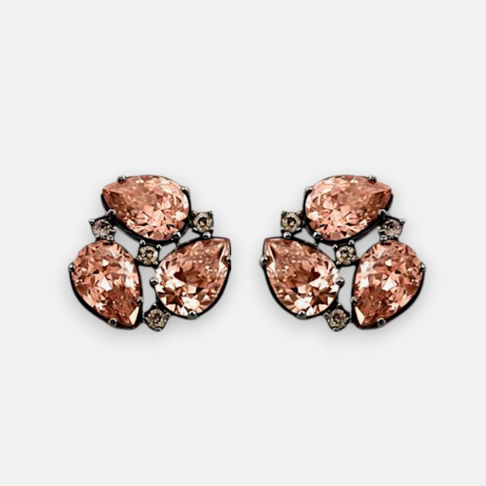 Pareja de pendientes de botón Bohemme con circonitas melocotón en talla pera sobre plata oxidada.