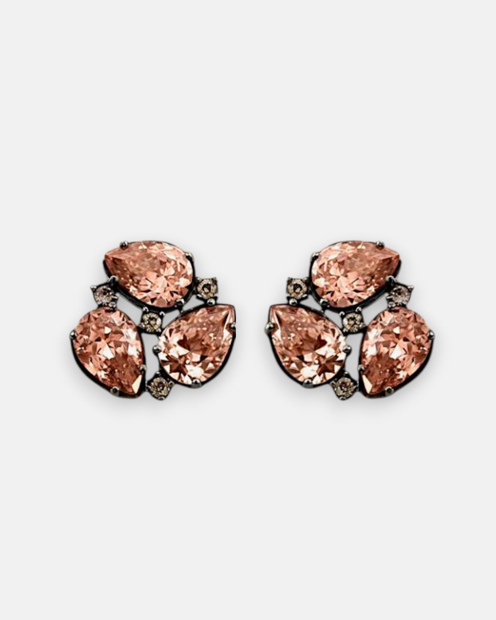 Pareja de pendientes de botón Bohemme con circonitas melocotón en talla pera sobre plata oxidada.