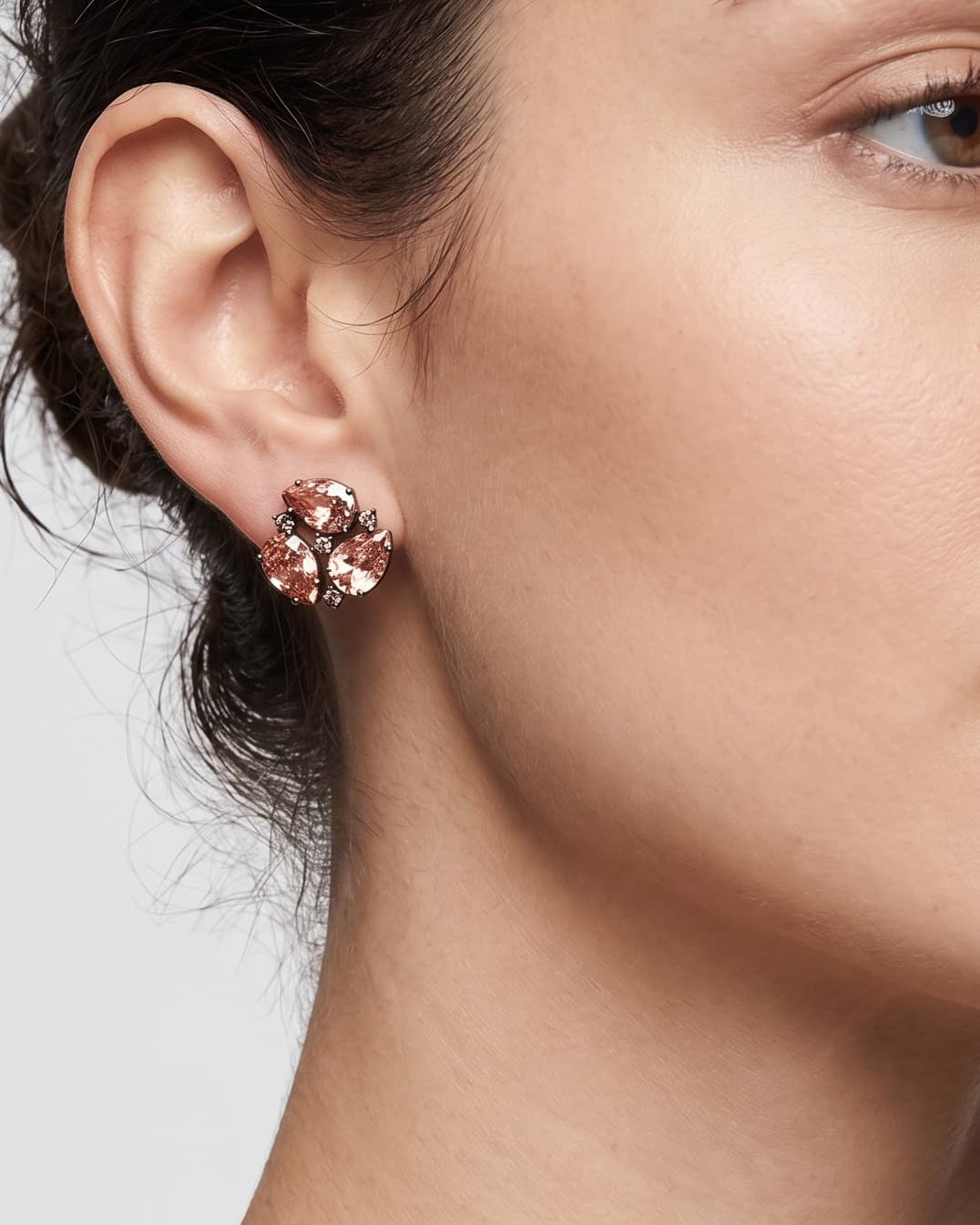 Mujer luciendo los pendientes Bohemme Peach Bloom, resaltando el brillo cálido y el diseño floral en el lóbulo.