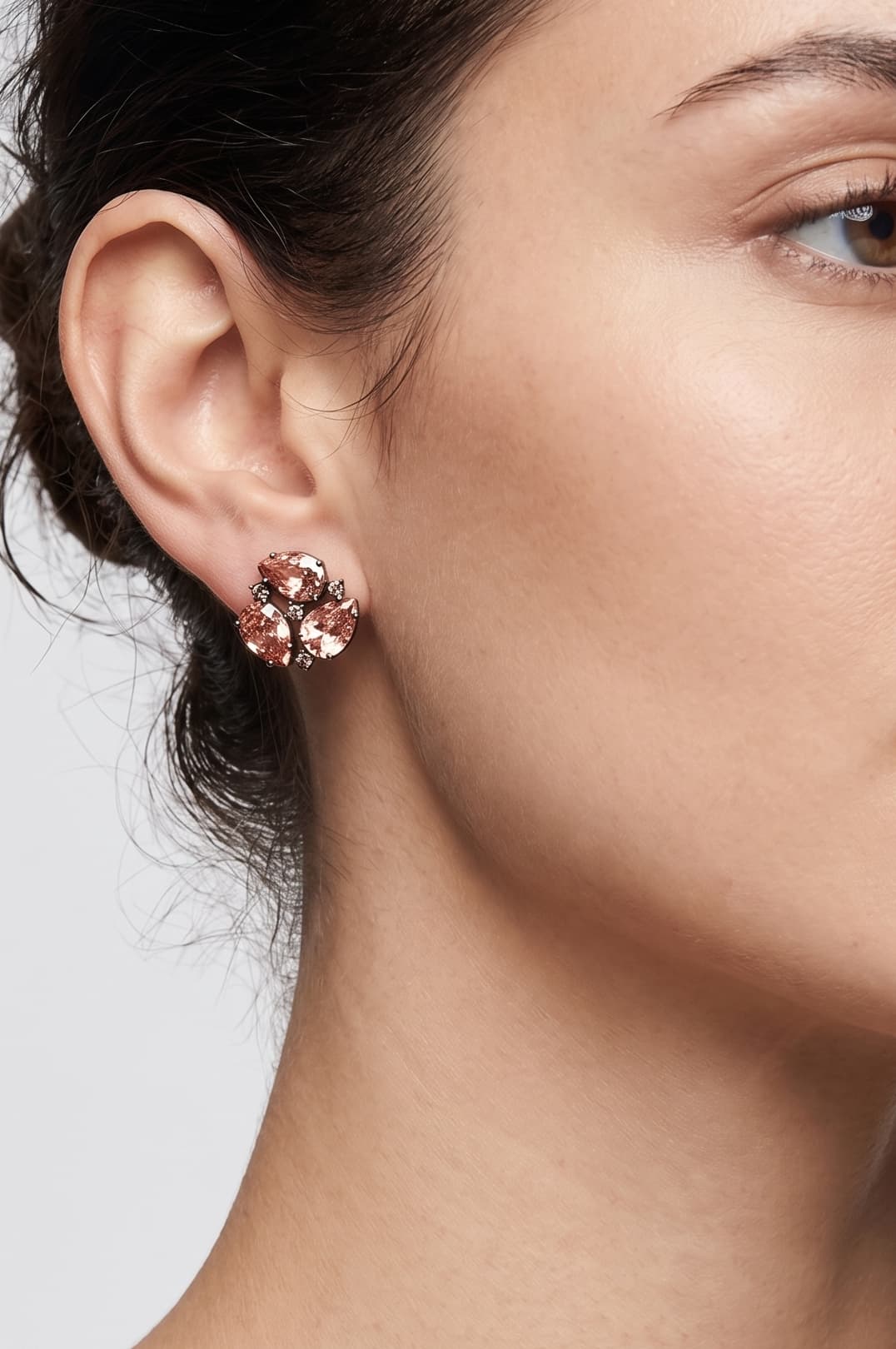 Mujer luciendo los pendientes Bohemme Peach Bloom, resaltando el brillo cálido y el diseño floral en el lóbulo.