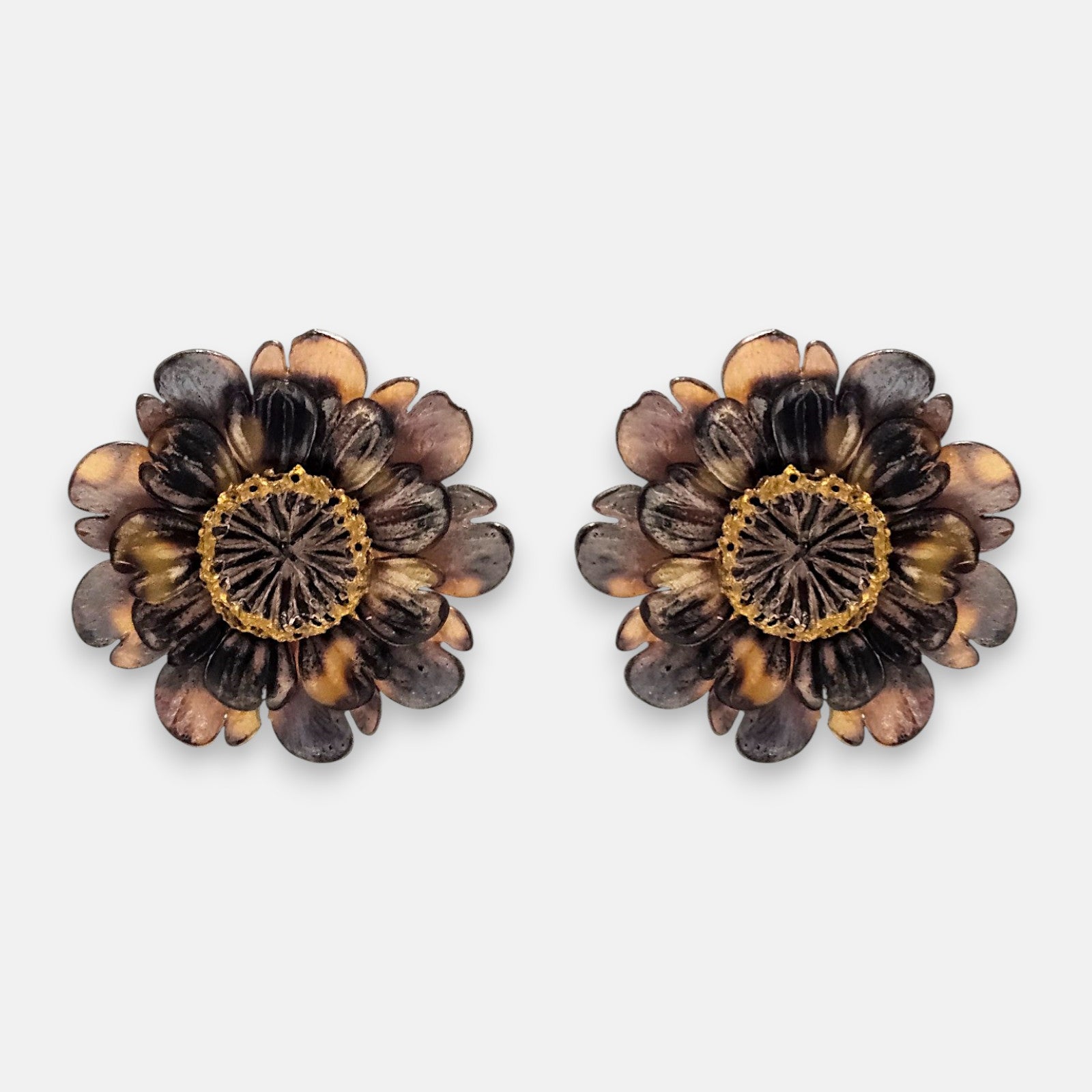 Pareja de pendientes de clip de diseño francés en forma de estrella abstracta de Ciléa Paris, mostrando su color rojo escarlata brillante y botón central mate.